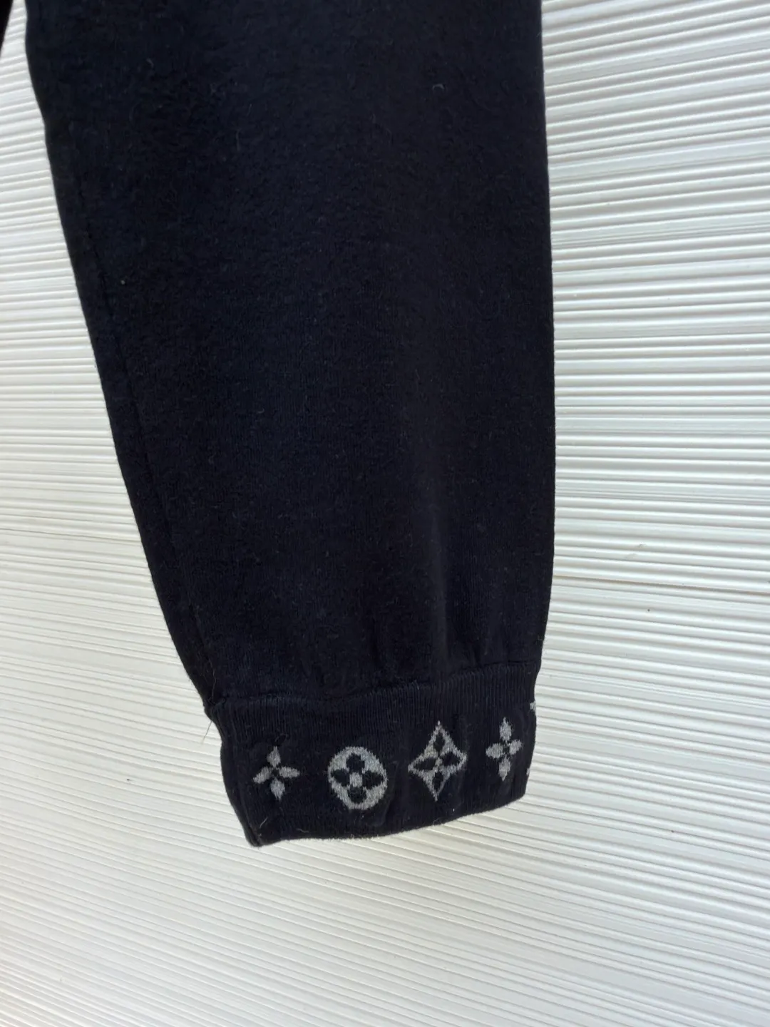 LOUIS VUITTON wool knitted printed leggings trousers ●Original version: Purchased and developed by 13100 ●Item number: 1682078-B70 ●Fabric: wool blended fabric ●Technology: knitted ●Color: black ●Version: fitted version ●Weight: about 510 grams ●Size: S-M-L-XL ●Description: Wool custom-dyed with 48s cashmere blended imported yarn, imported Stoll 14-needle double-sided jacquard process, a single piece takes 280 minutes per piece, the pockets are made of 60s modal cotton, the cashmere feels very soft and waxy, with high warmth retention, custom-made logo zipper, specific three-label washing, the overall routing is straight and delicate, the fabric is comfortable and soft, the color is consistent and no color difference It can be matched with the same style to create a fashionable look, and can be used in various occasions. Customized accessories, complete with three standards, same style for men and women!